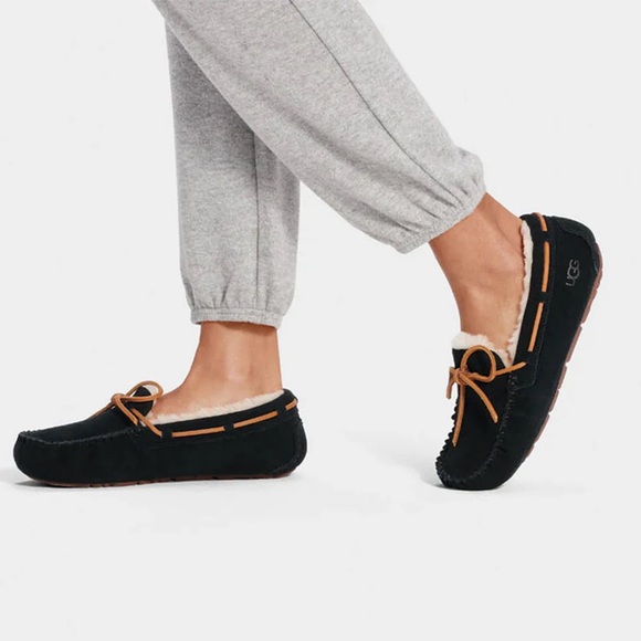 Womens UGG Dakota Moccasin Slipper - Black Suede, Size 6 M US New in box - Picture 2 of 7